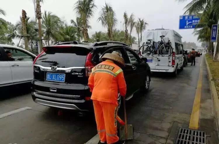 上万辆车滞留海口,海口-广州机票1万\/张!网友却