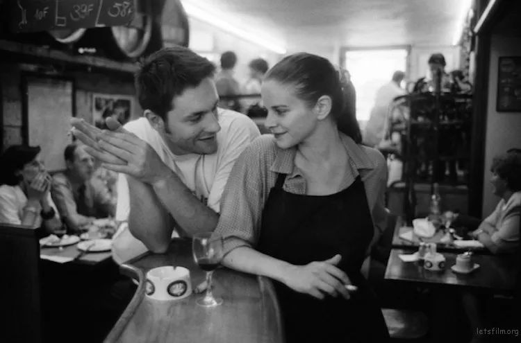 看完照片你一定会问,法国人是不是天天都在谈恋爱?