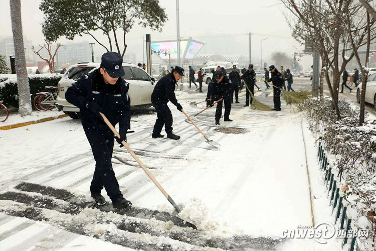 西安4000警力除冰掃雪 確保路面安全暢通