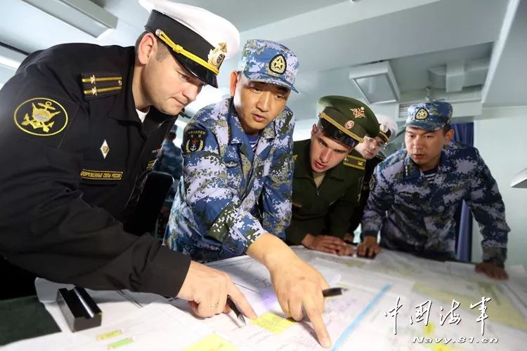 ▲资料图片：参加“海上联合-2017”第二阶段演习的中俄双方指挥员研究兵力行动。（中国军网）