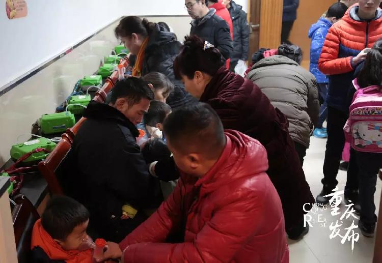 心疼!九龙坡儿科医生累倒在诊室,其实背后是…