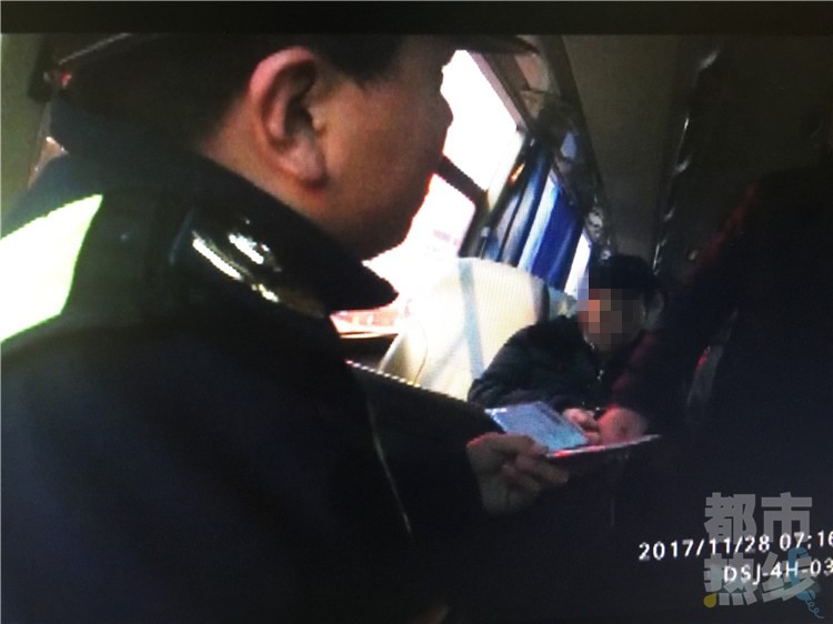 西安一单位租车通勤,谁料竟租到“黑大巴”。