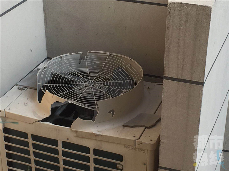花数万买进口中央空调,施工时水泥块掉落砸坏外机。