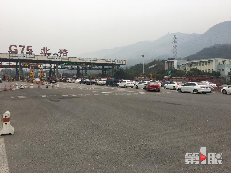 渝武高速g75北碚收费站迎来返程高峰