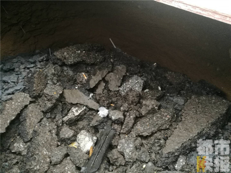 大货车遇坑突然路面塌陷 车头受损所幸无伤亡