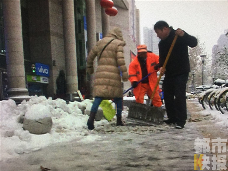 臨街商戶各掃門前雪，不掃將處罰。