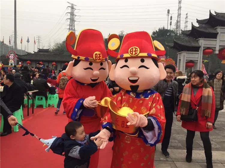 孩子追着"财神爷"跑