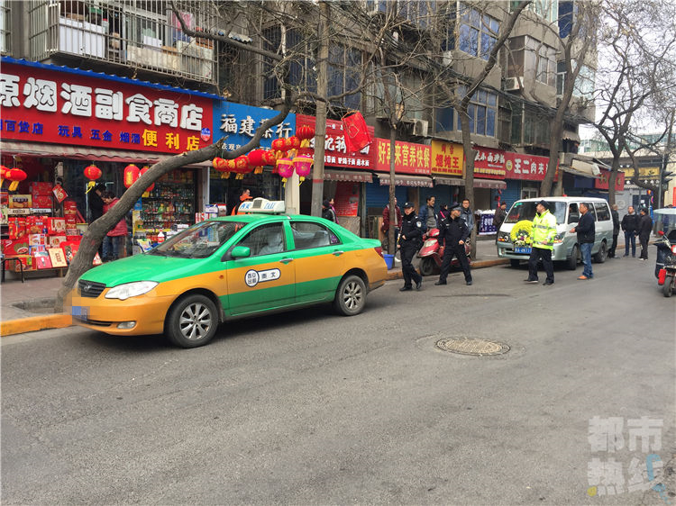 一輛出租車停路邊引懷疑，司機(jī)已在車內(nèi)死亡。