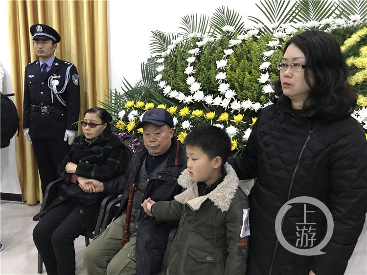 千人挥泪送别民警杨雪峰 重庆市公安局对他追记个人一