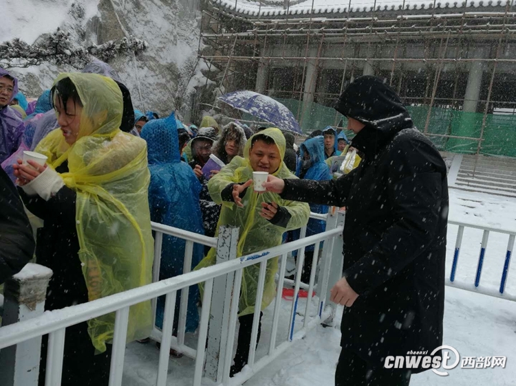 华山景区突降雪，景区启动应急预案疏导游客有序下山。