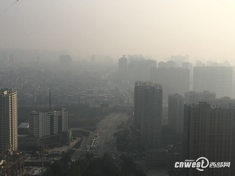 被霧霾籠罩的西安（資料圖）。