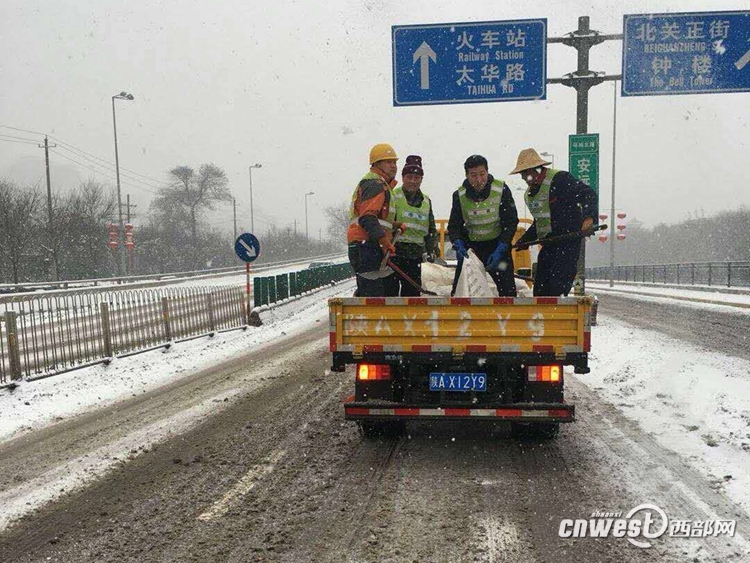 西安市政出动融雪车780辆，保障立交、高架等正常运行。