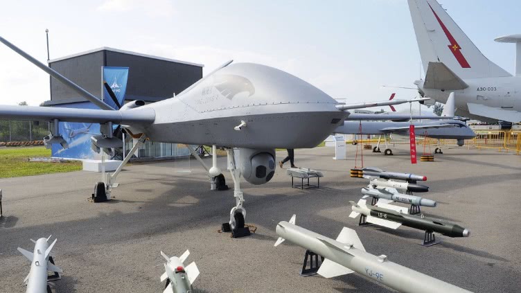 新加坡航展上展出的翼龙2型无人机及配用的各种弹药——甚至还包括鹰击-9E型反舰导弹 图源：简氏防务周刊