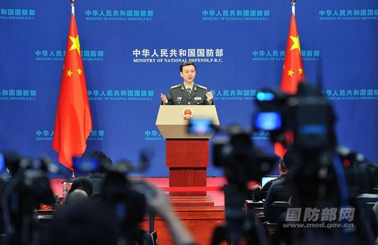 军人坐火车被埋怨不让座,国防部例会这样回应