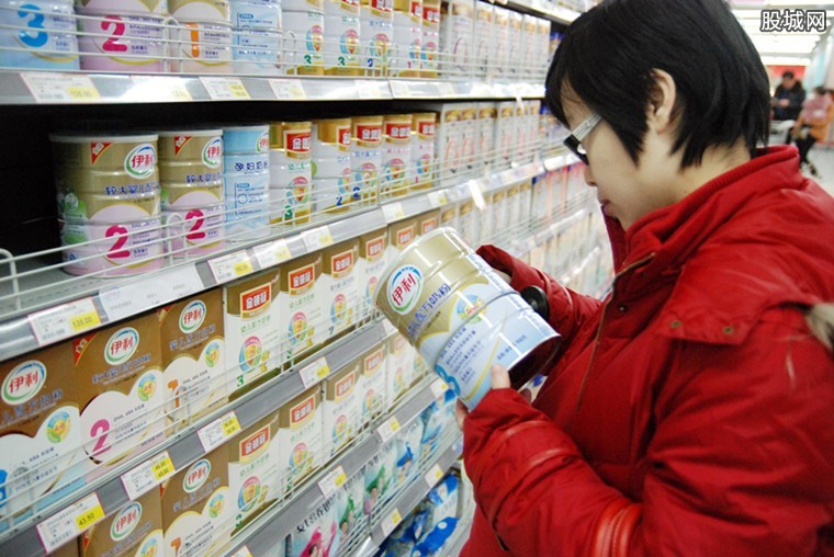 关智斌机场拎奶粉 安全奶粉哪个牌子好
