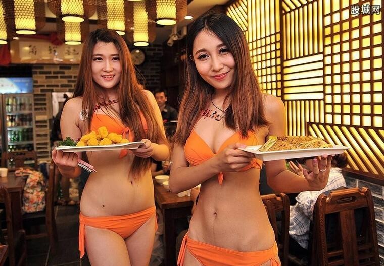 服务员穿比基尼点餐 女子穿比基尼上菜客人天天爆满