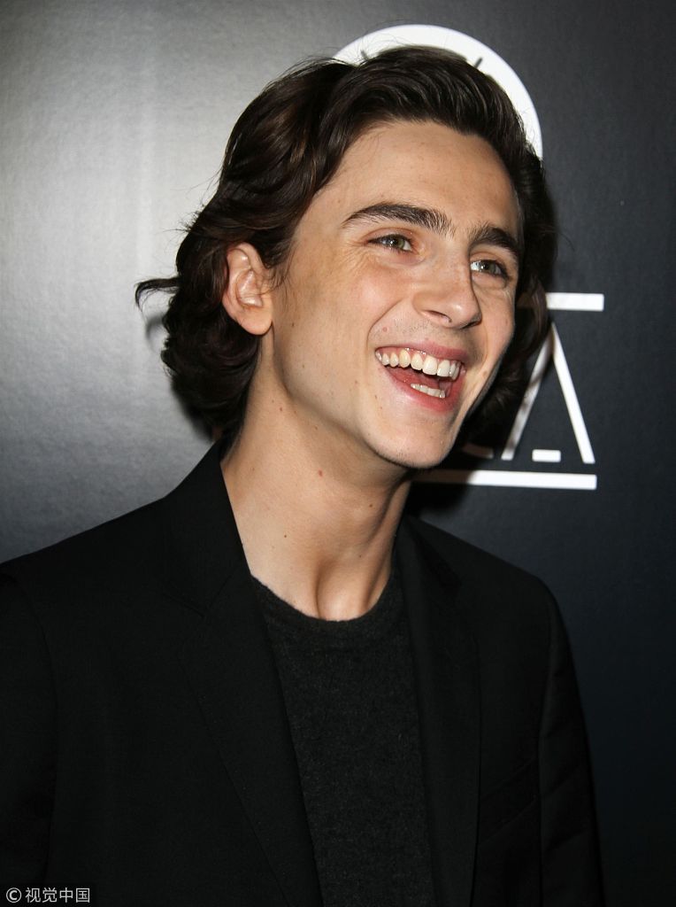 “甜茶”蒂莫西西装革履似小绅士灿烂大笑 格蕾塔深V性感、威廉·达福胡子拉碴|格蕾塔|蒂莫西|灿烂_新浪新闻