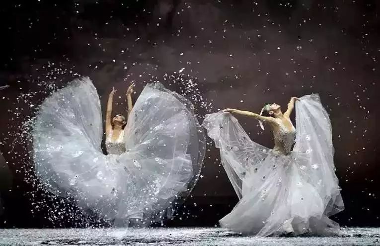 时隔20年再看杨丽萍春晚舞蹈《瑞雪》,大雪纷飞中女神依旧如诗般动人!