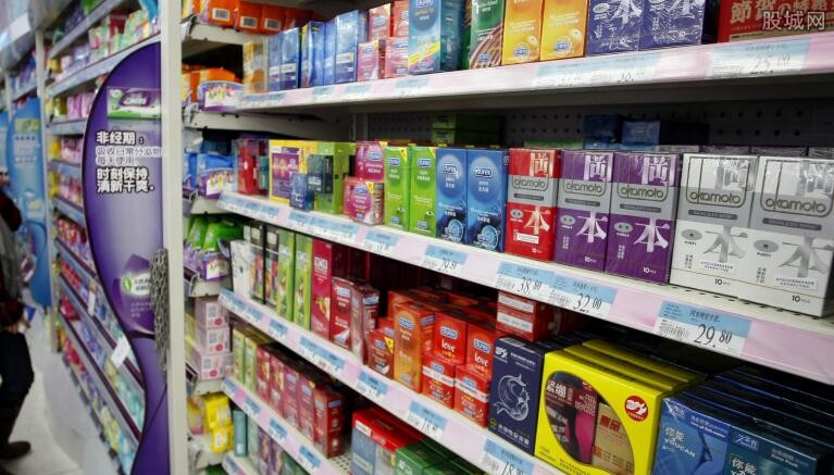 像大多数人都知道超市的收银台那里一般就放有避孕套,大超市的避孕套