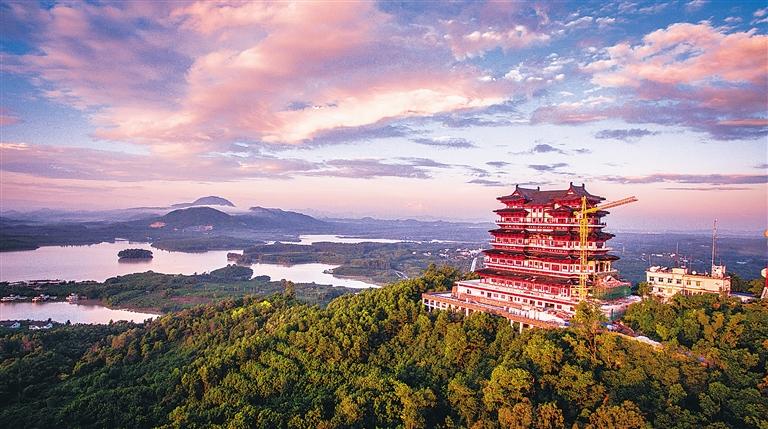 登上位于儋州市那大城区的儋阳楼,即可北观闻名全国的海南热带植物园