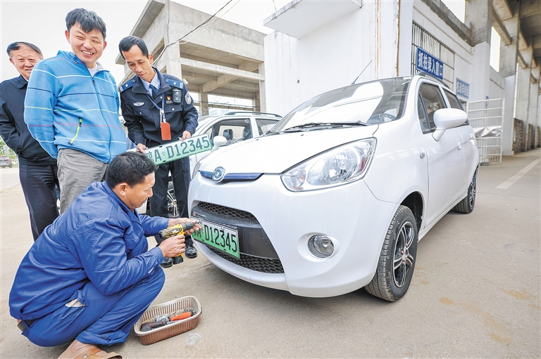 海南新能源汽车专用号牌正式启用 首辆绿牌车