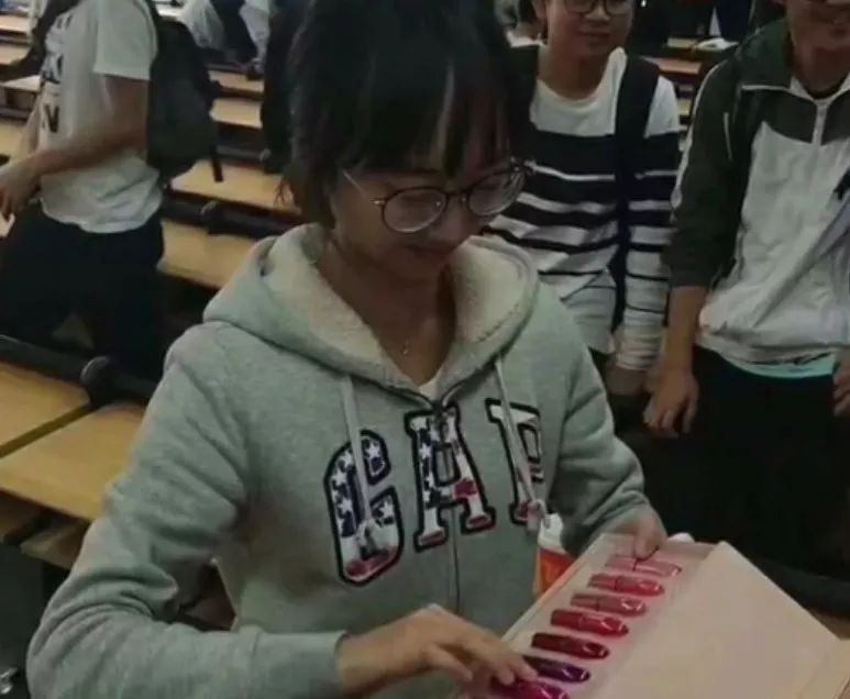 被撩!男生凑钱给全班唯一女生买整套口红,高校