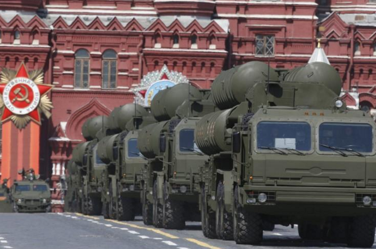 图为俄罗斯S-400“凯旋”中远程地对空导弹系统2015年5月9日在红场阅兵中亮相。（路透社）
