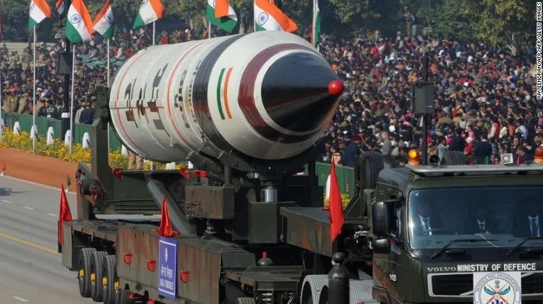 ▲资料图片：“共和国日”阅兵式上展示的“烈火-5”洲际弹道导弹（印度国防部官网）