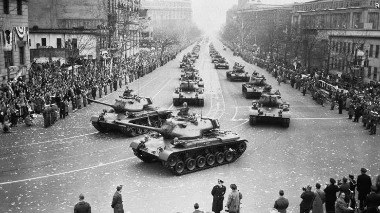  1953年阅兵式上，美军坦克队列驶过华盛顿街头。