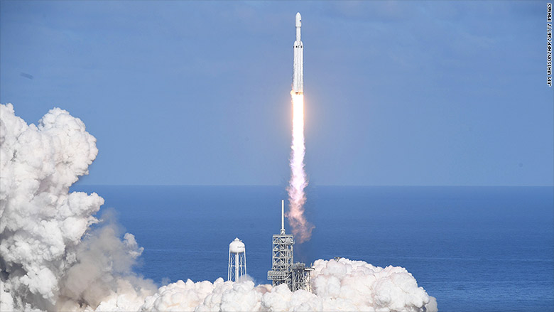 SpaceX的“猎鹰重型”成为地表最强大的火箭。(图源:CNN)