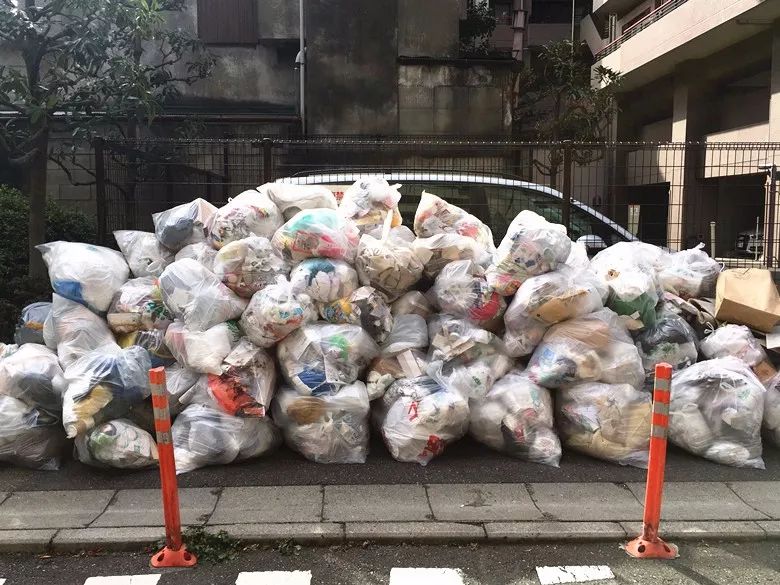 东京街头的可燃垃圾回收点