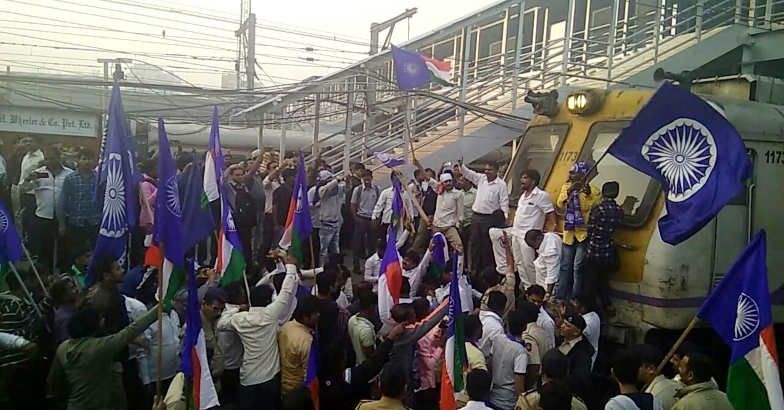 抗议团体堵在铁轨中央，试图瘫痪铁路交通。（图片来源：印度IANS网站）