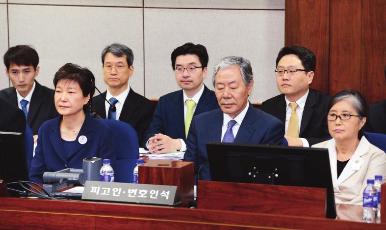  5月23日，朴槿惠与崔顺实并肩受审