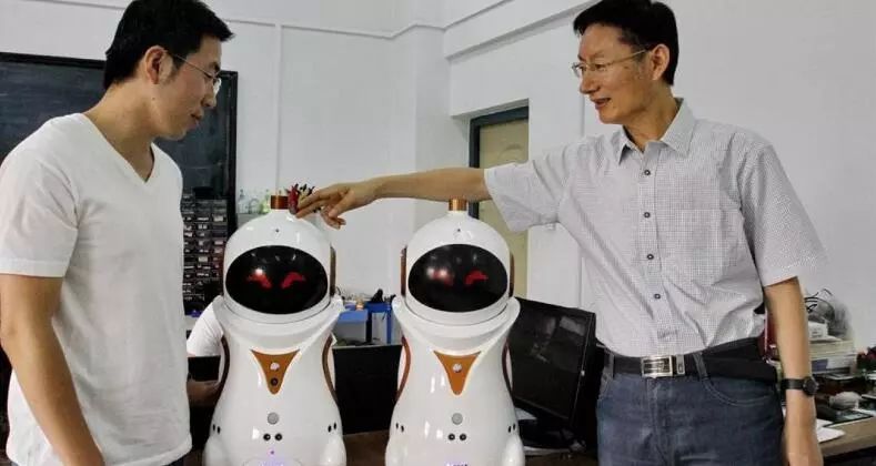 ▲中国高校为老人研制机器人。