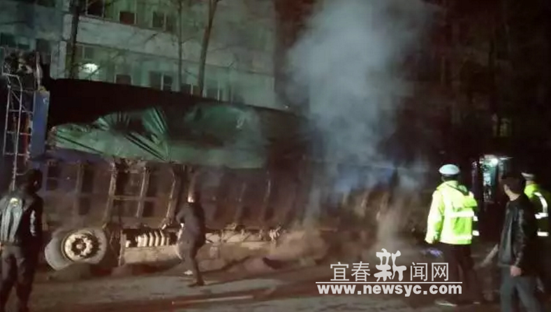【暖新闻·江西2018】大货车自燃,高安两名退