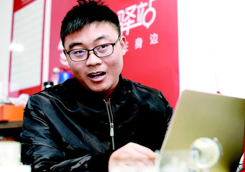 站里隐居着一个网络写手 快递小哥月入稿费3万