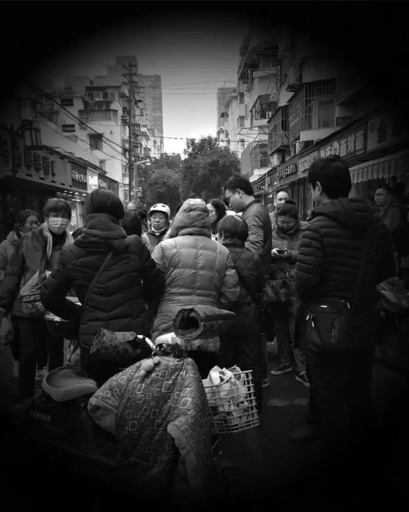 2018年元旦,钱宝网的一部分投资者聚集在南京市公安局旁边一起商讨对策。 《中国经济周刊》记者 刘照普 | 摄