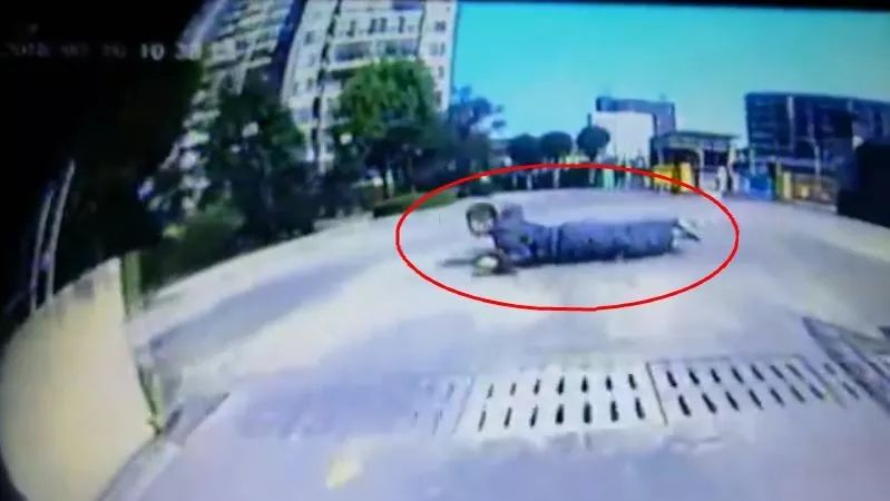 司机开车出车库，事后查看行车记录仪，惊出一身冷汗！