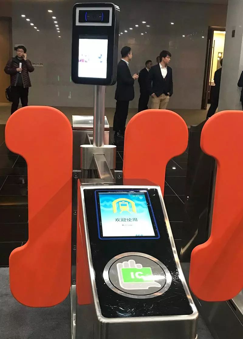 今天,马云来上海地铁啦!刷脸进站不稀奇,更智能的在这里呢→|马云|刷脸|App_新浪新闻