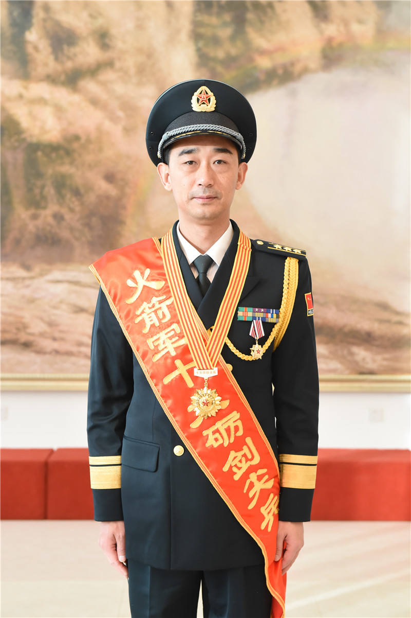 点赞|军中排头兵!火箭军 砺剑尖兵 又迎10位新