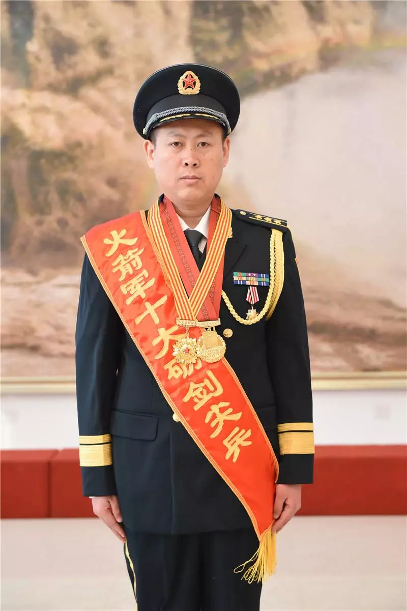 点赞|军中排头兵!火箭军 砺剑尖兵 又迎10位新