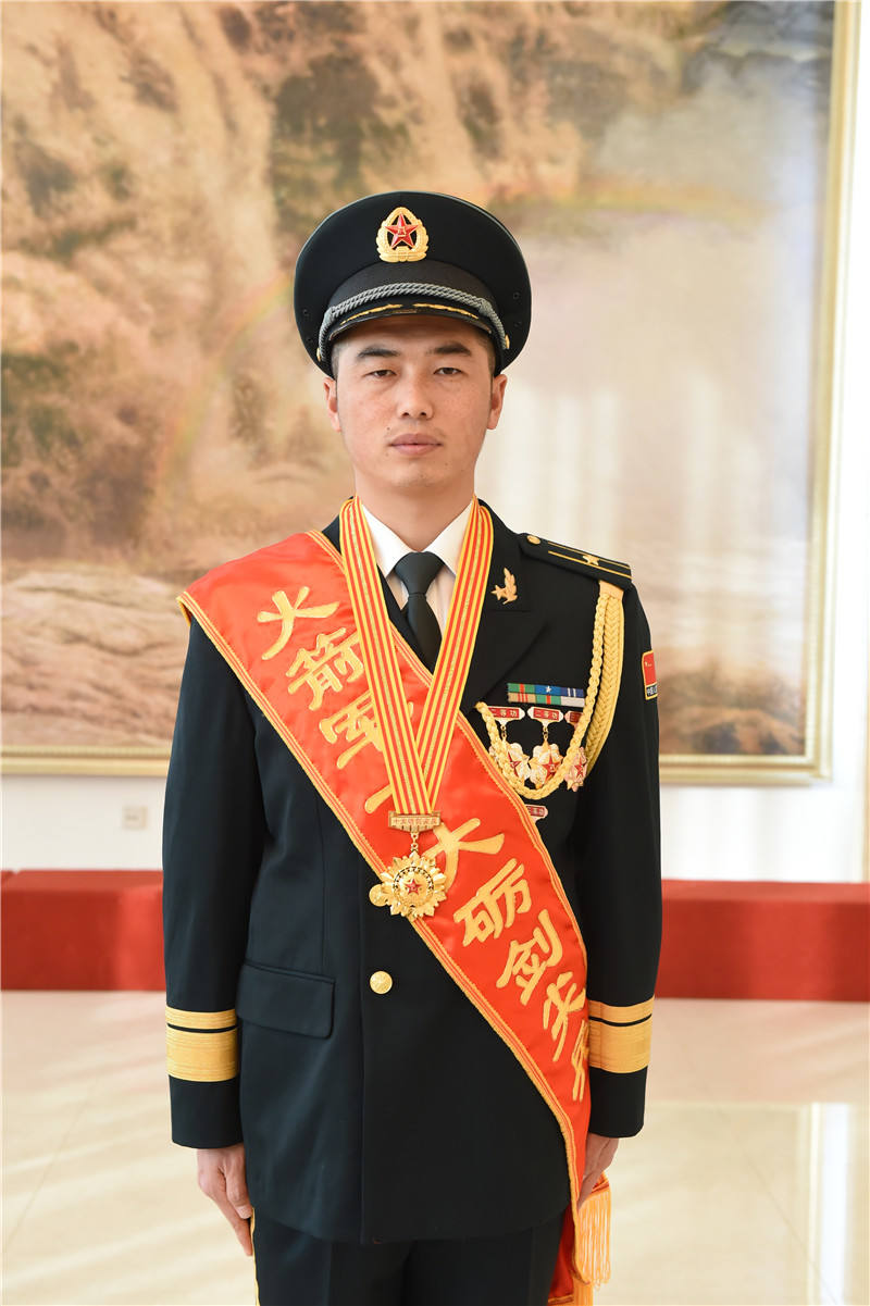 点赞|军中排头兵!火箭军 砺剑尖兵 又迎10位新