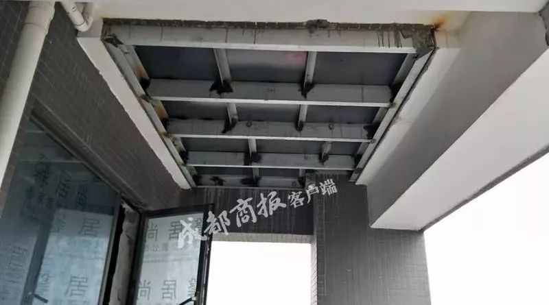这个小区互相怂恿搭违建，交房刚两月几百户搭违建！|业主|小区|成都市|规划|物业_新浪新闻