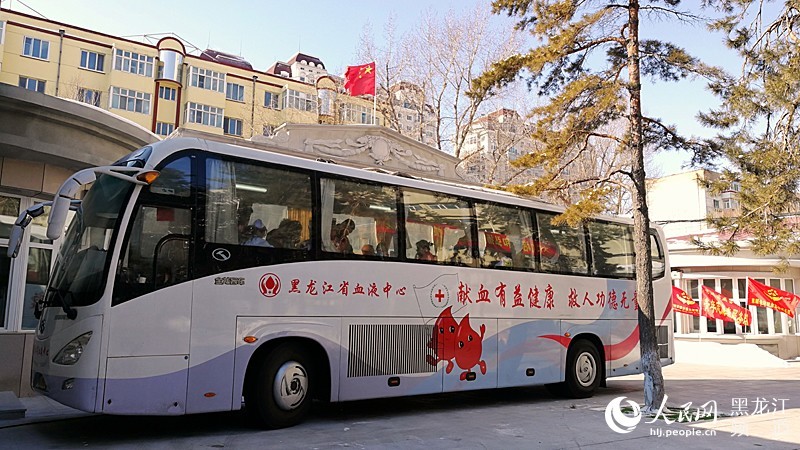 哈尔滨烈士陵园在“学雷锋纪念日”组织志愿者无偿献血