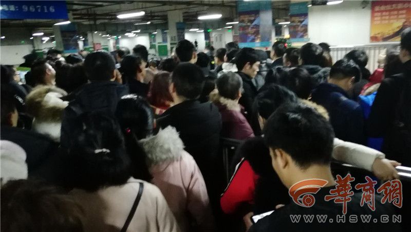 市民深夜滞留西安北客站 近期地铁将加开三班