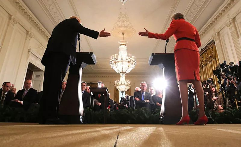 1月27日，在美国华盛顿白宫，美国总统特朗普（前左）与英国首相特雷莎·梅（前右）出席联合记者会。 新华社/路透