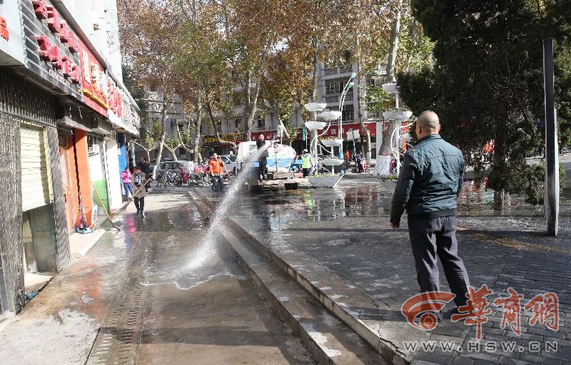 阎良一轿车撞向路边引发爆燃 车内5人不幸身亡