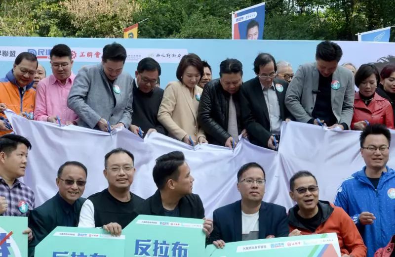 建制派政党代表在“反拉布·支持修改议事规则”活动启动仪式上齐齐“剪布”。大公报记者 林良坚 摄