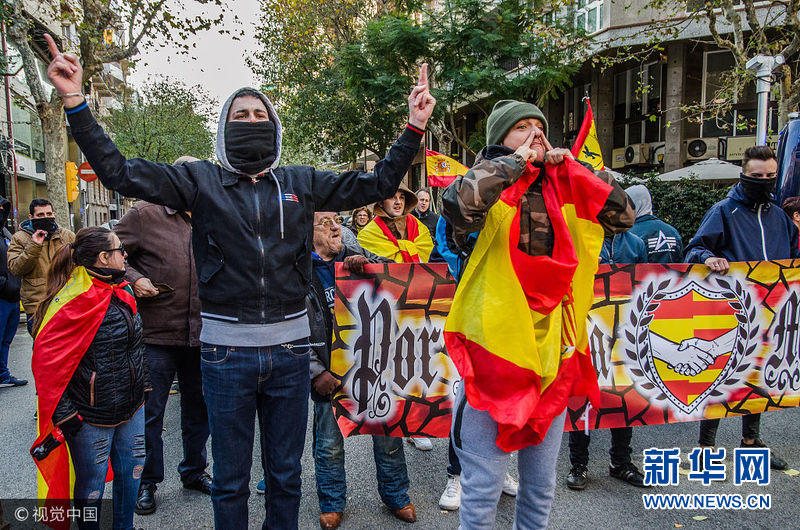 加泰独立支持者举办大型演唱会 右翼团体燃烟
