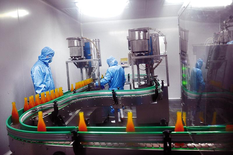 全县拐枣种植面积已达10万亩,年产值过亿元.图为拐枣饮料生产车间.